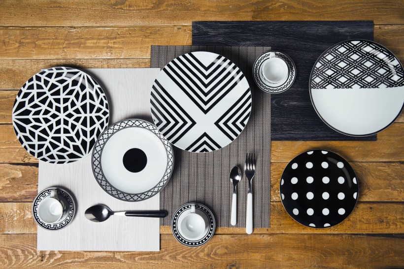 Servizio piatti tavola porcellana decorata bianco nero Emily 18 pz cod.62496 Excelsa Servizio piatti tavola porcellana decorata bianco nero Emily 18 pz cod.62496 Excelsa
